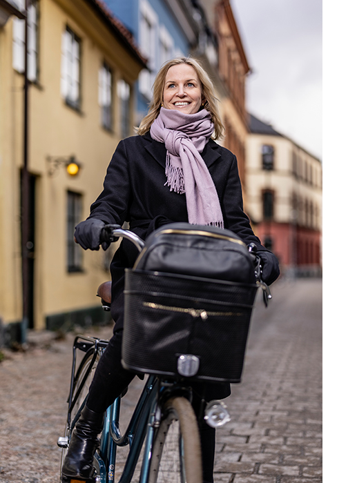 En kvinna med sin cykel